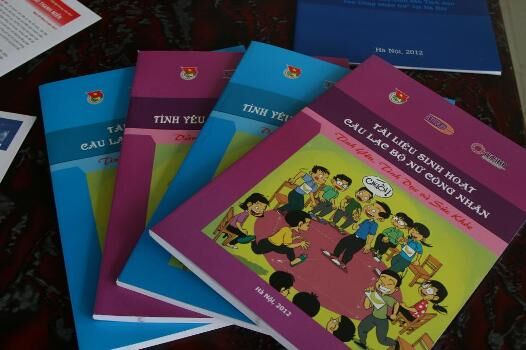 ''Chị ơi, sách này hay quá, làm thế nào để có cả bộ?''
