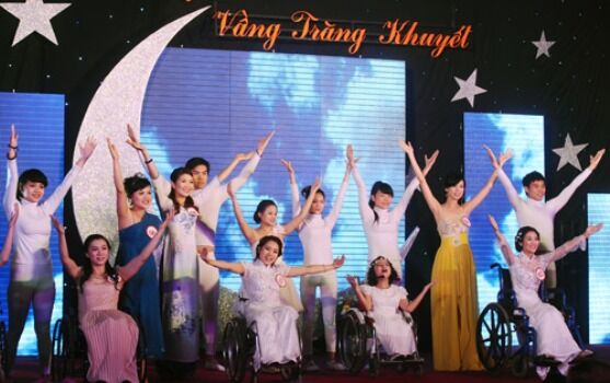 Nữ sinh tâm lý đăng quang người đẹp 'vầng trăng khuyết'