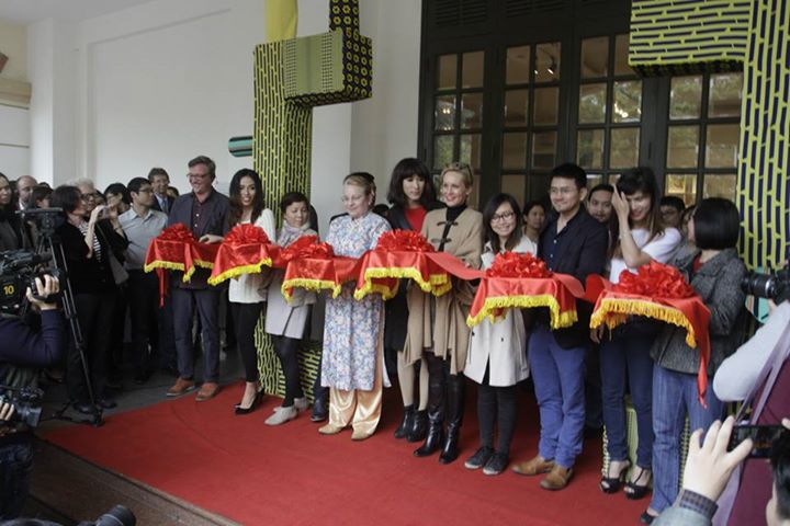 Những ngăn tủ trưng bày tại Hà Nội