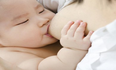 Khi bé hoặc mẹ ốm có cần cho bé bú sữa mẹ không?